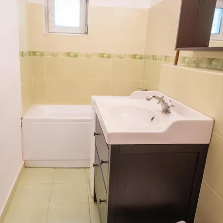 Spacious Near National Arena, Parks דירה
