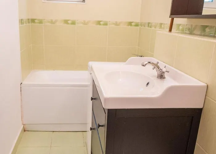 Spacious Near National Arena, Parks 公寓