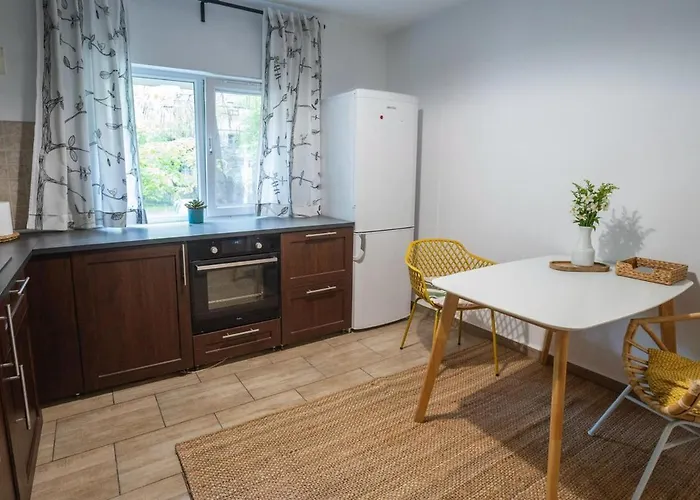 Spacious Near National Arena, Parks Daire